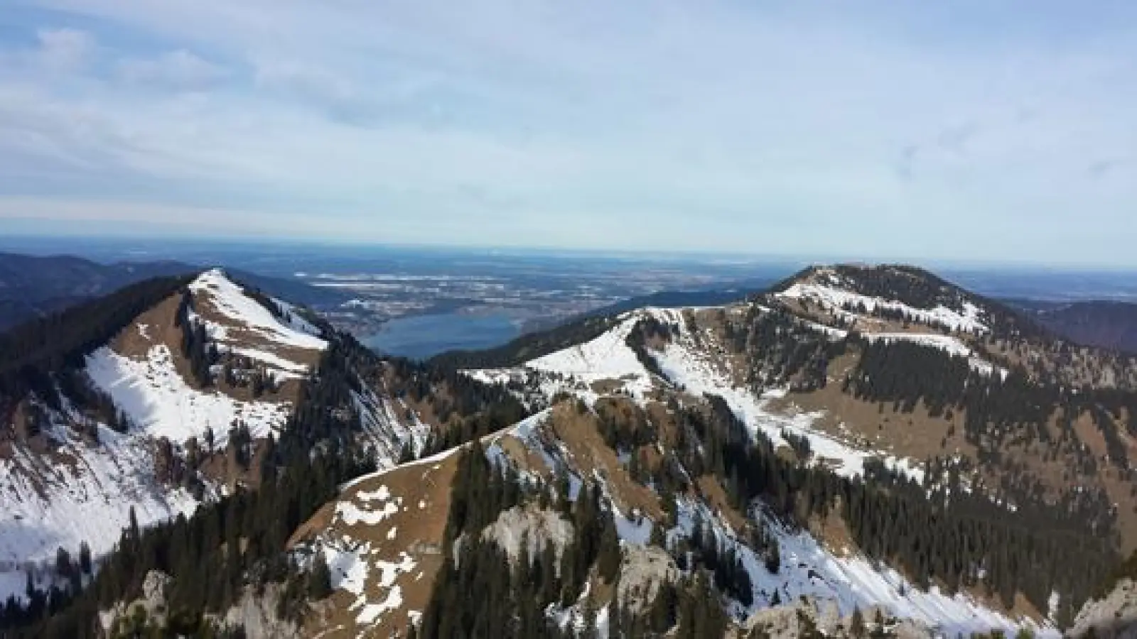 Blick vom Risserkogel zu Setzberg (links) und Wallberg (rechts) mit dem Tegernsee im Hintergrund.	 (Foto: Stefan Dohl)