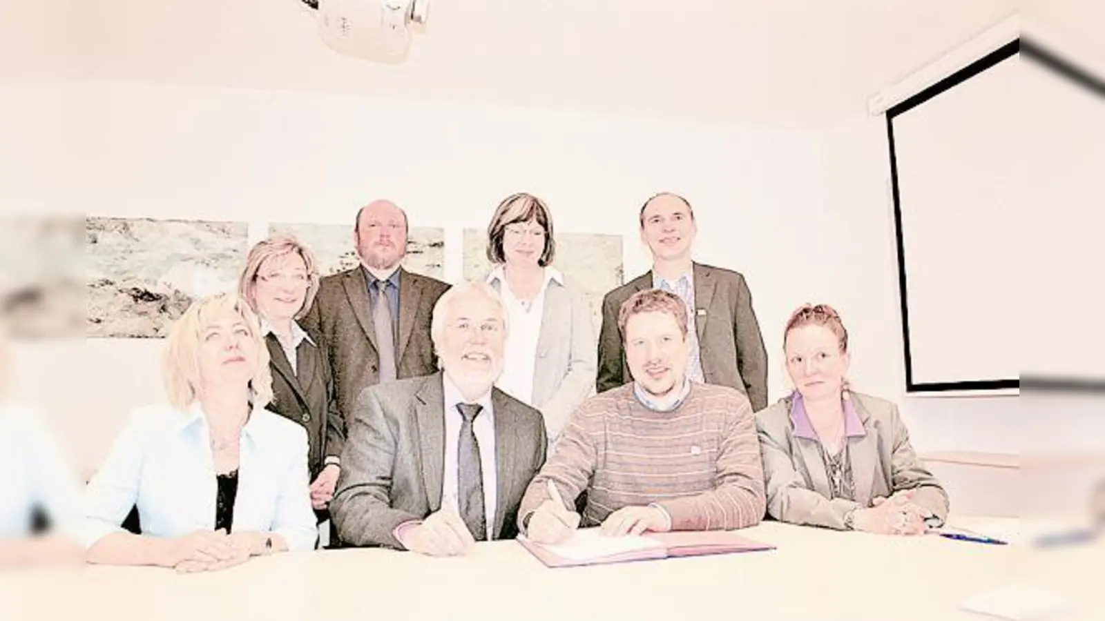 Unterzeichneten die Verträge: Der Vorsitzende des Kreisjugendrings München-Land, Martin Gerrits und der Erste Bürgermeister und Vorsitzende des Zweckverbands Staatliche Realschule Ismaning, Michael Sedlmair.  (Foto: Gemeinde)