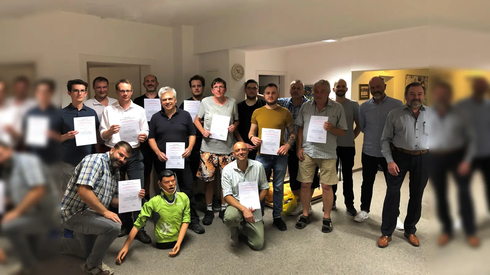 Die Dozenten des Lehrgangs mit den neu ausgebildeten ACLS Providern und dem Übungsphantom „Ambu Man“ (vorne, Zweiter von links). (Foto: BRK Ismaning)