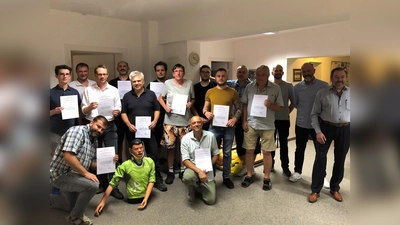 Die Dozenten des Lehrgangs mit den neu ausgebildeten ACLS Providern und dem Übungsphantom „Ambu Man“ (vorne, Zweiter von links). (Foto: BRK Ismaning)