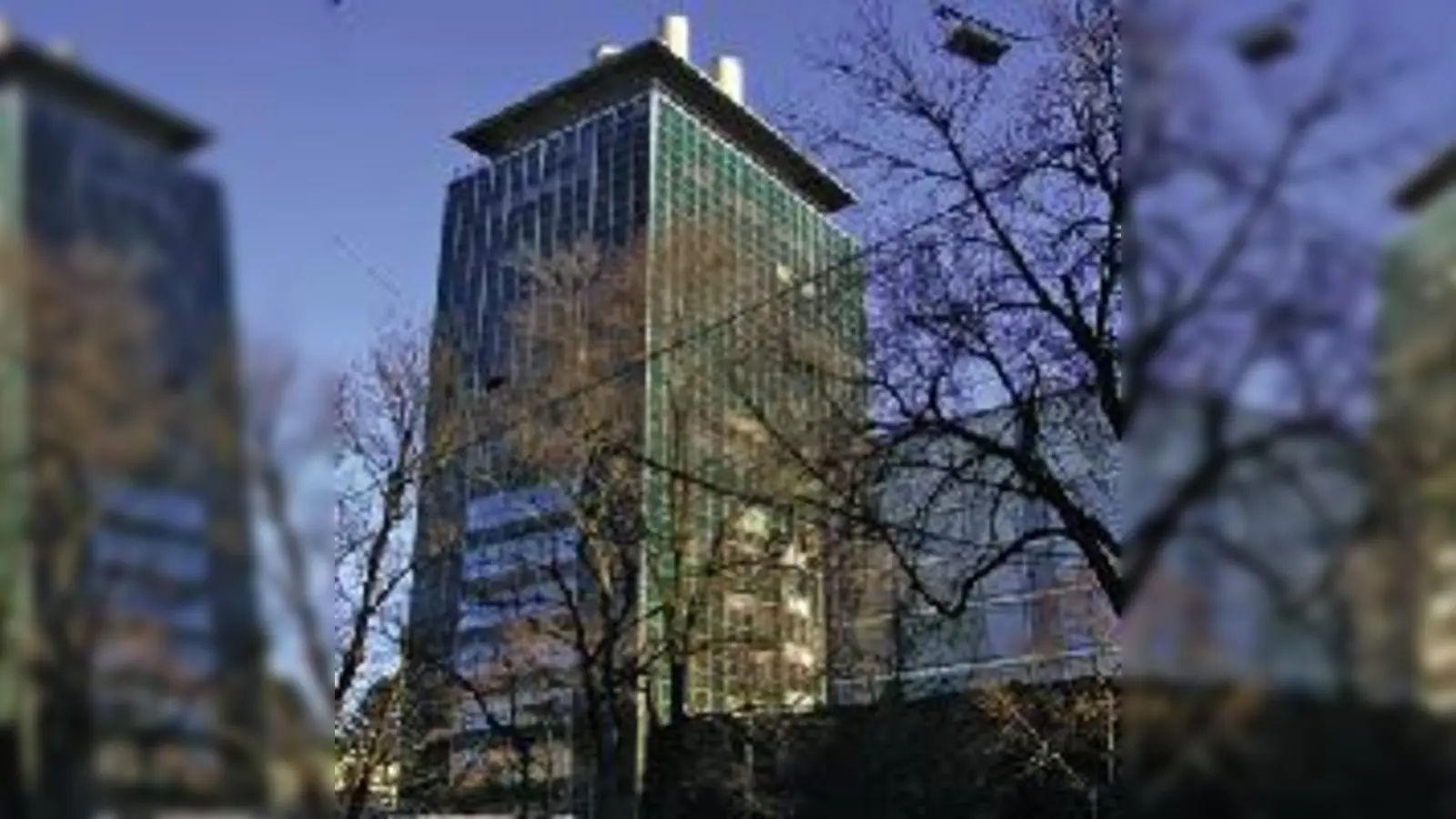 Der Turm des ehemaligen Heizkraftwerks an der Müllerstraße gilt mittlerweile als Wahrzeichen des Viertels. Er wird bis auf weiteres erhalten bleiben.	    (Foto: hk)
