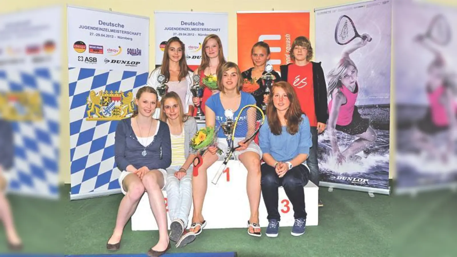 Das Team des Squash-Clubs Deisenhofen darf sich über jede Menge verdienter Titel freuen (v. l. sitzend) Sarah Schmidbauer, Chiara Bück, Ramona Bauer, Franziska Wacker, (v. l.  (Foto: Melissa Zowislo, Saskia Beinhard, Kacenka Tycova und Dominik Markgraf.)