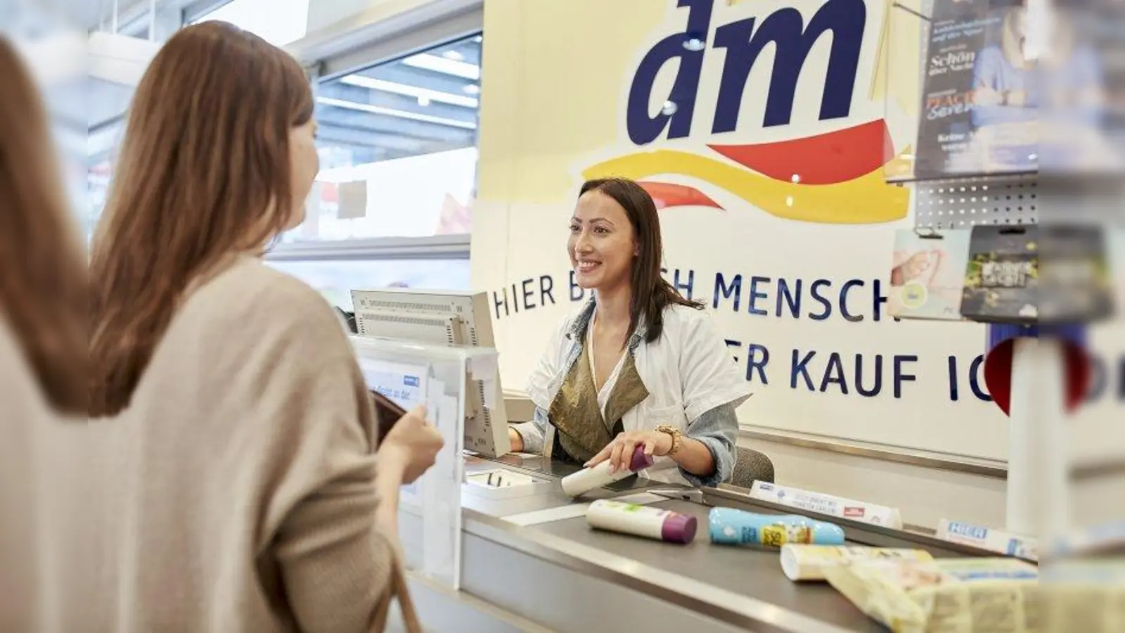 Am Freitag, 24. November, unterstützt jede dm-Filiale ein regionales Bildungsprojekt. (Foto: dm-drogerie markt)
