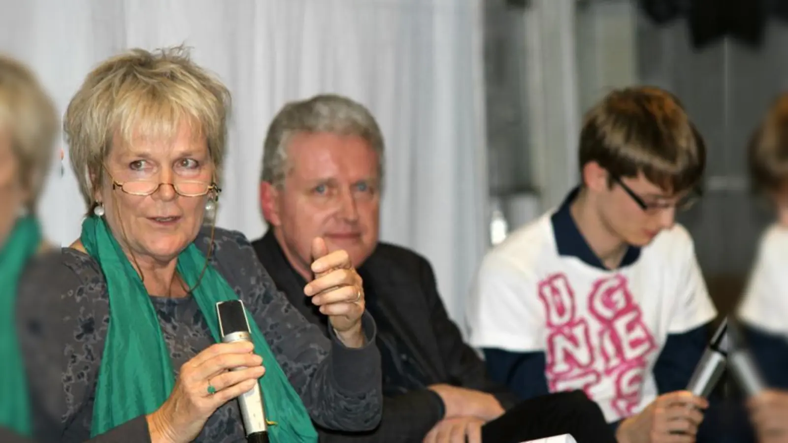 „Leute locken, in die Medien kommen, Leute halten und gemeinsam aktiv werden.” Moderatorin Dietlind Klemm, Stephan Reiß-Schmidt und Maximilian Heisler aus Untergiesing (v.l.) auf dem Podium in der Kuvertfabrik. (Foto: US)