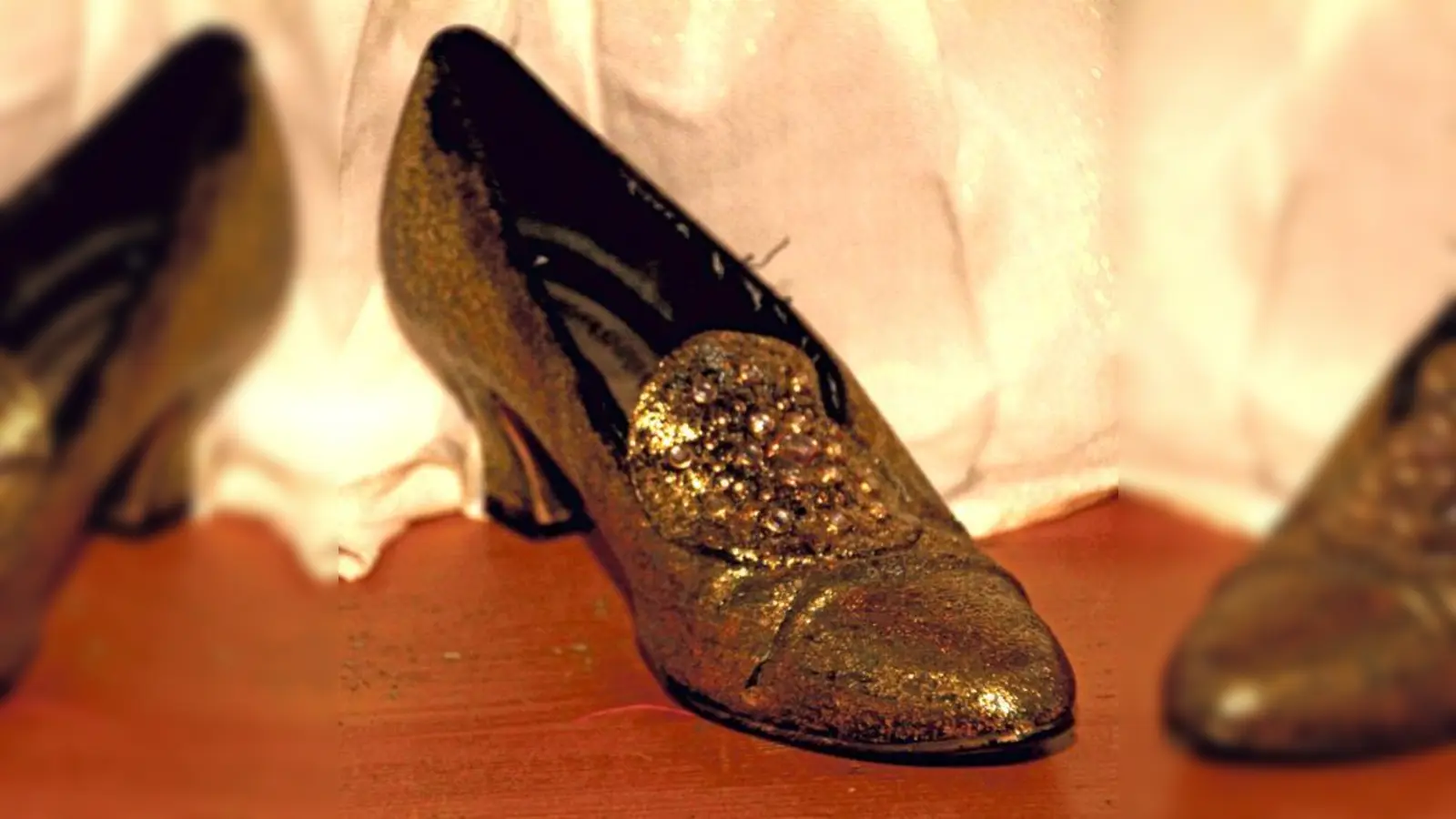 Wem passt dieser Schuh? Die Weißenfelder Kinderbühne spielt im Advent das Stück Aschenputtel.	 (Foto: VA)