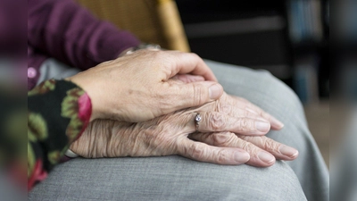 In Krisenzeiten muss keiner alleine sein - zumindest im übertragenen Sinne. Nachbarschaftstreffs koordinieren freiwillige Helfer, die einkaufen oder zur Post gehen. (Foto: CCO)