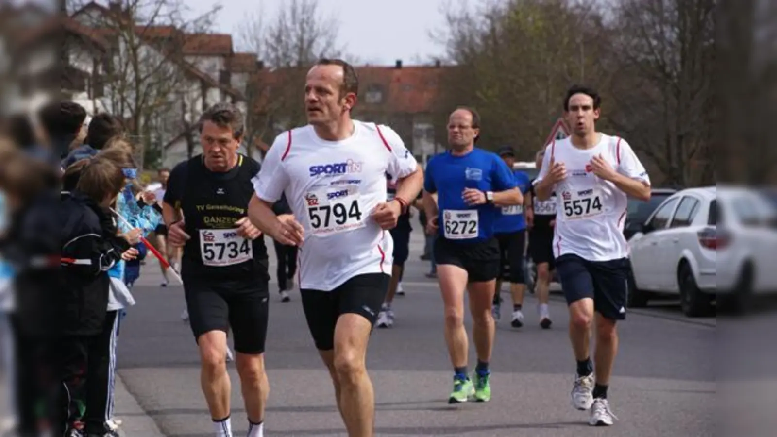 Die Klänge einer Sambaband brachten den Läufern nach jeder Runde neuen Schwung.	 (Foto: VA)