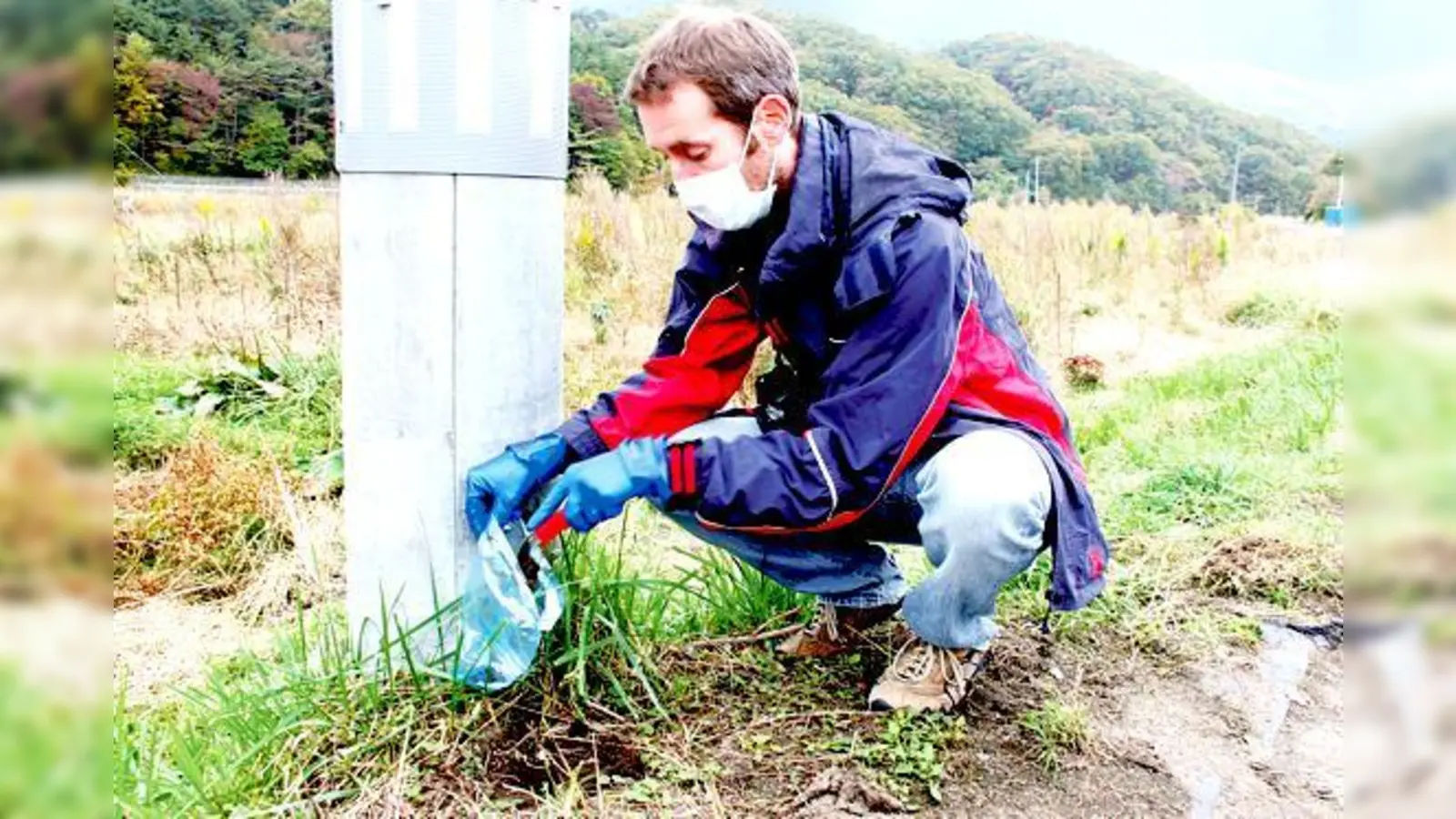 Der Oberschleißheimer Markus Büchler nimmt Bodenproben in Japan.	 (F.: Privat)