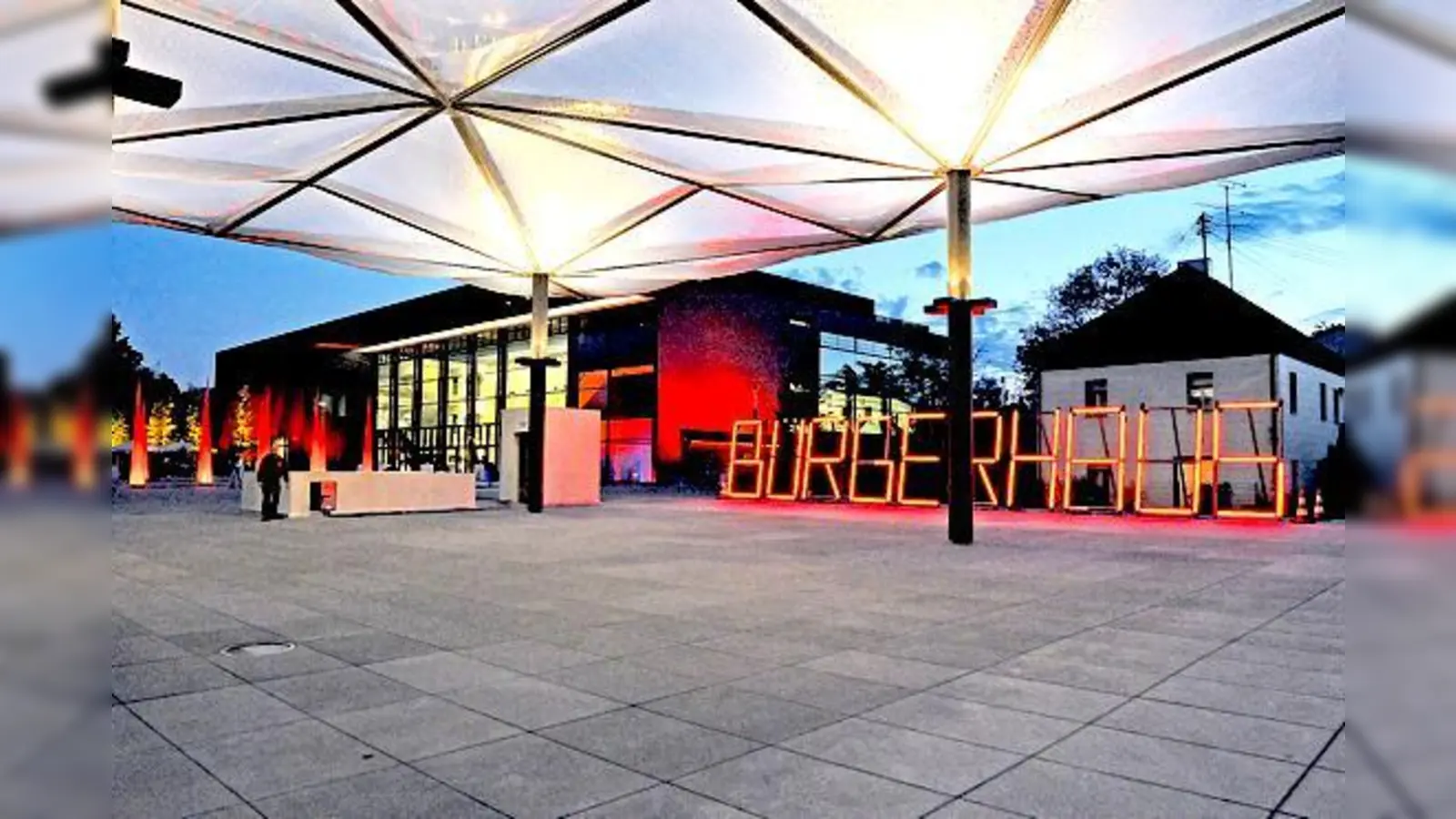 Ein weinroter Kubus, der richtig was her macht: Das nagelneue Unterföhringer Bürgerhaus erfüllt die Wünsche aller Kulturschaffenden.	 (Foto: Ulla Baumgart)