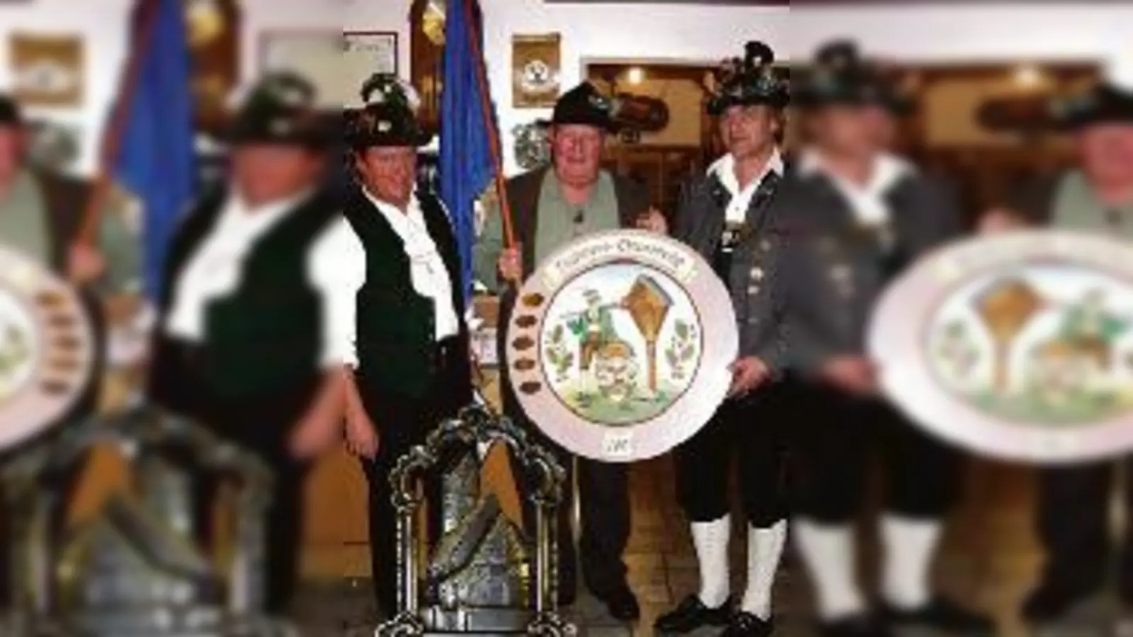 Josef Kaiser (links) und Franz Hofstetter (rechts) freuen sich mit Sieger Heinz Hangl.	  (Foto: Brigitte Hölscher)