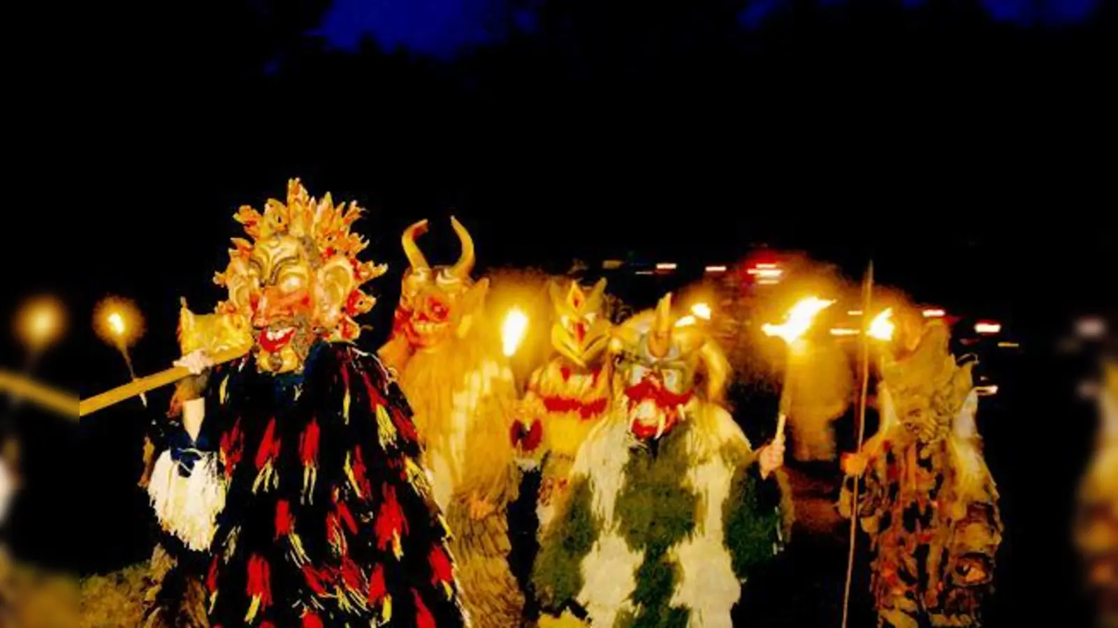 Mit Fackeln und furchterregenden Masken laufen die Perchten als Glück- und Segensbringer durch die Gemeinde.   (Foto: Perchtenbund »Soj«)