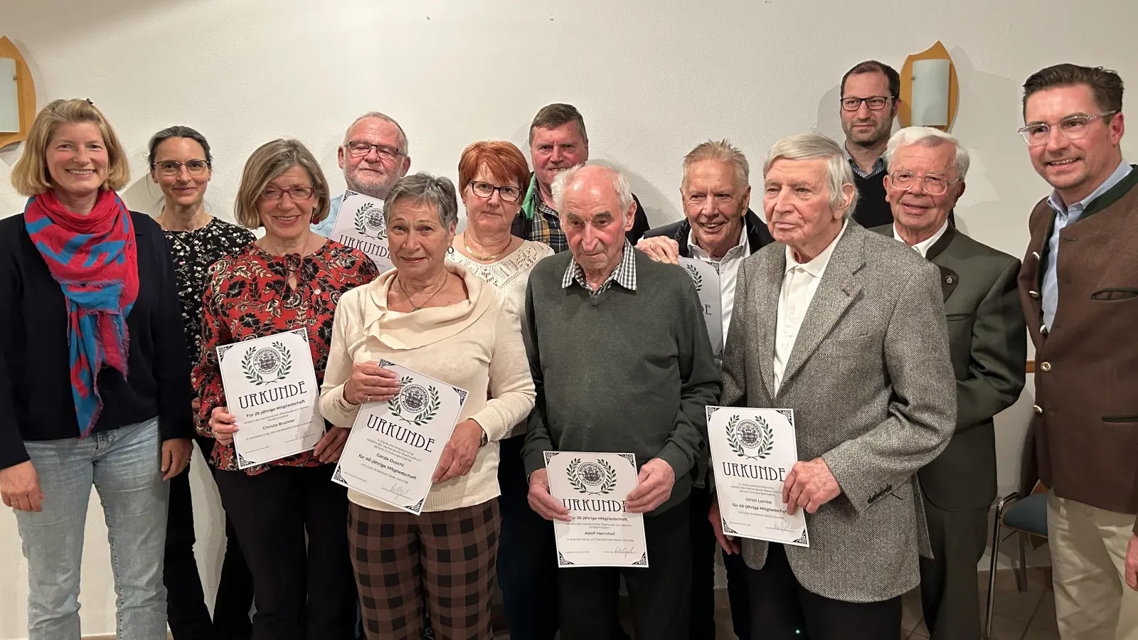 Freude bei den Ehrungen (von links): Stephanie Poetter (2.Vorsitzende), Beate Eckl (Schriftführerin), Christa Brunner, Josef Schneider, Gerda Duschl, Elfriede Goldau, Ludwig Beil, Adolf Herrnhof, Wilhelm Duschl, Ulrich Lemke, Franz Dodell (Kassier), Günter Zimmermann, Axel Heltzel (1. Vorsitzender). (Foto: Hechendorfer Blasmusik e.V.)