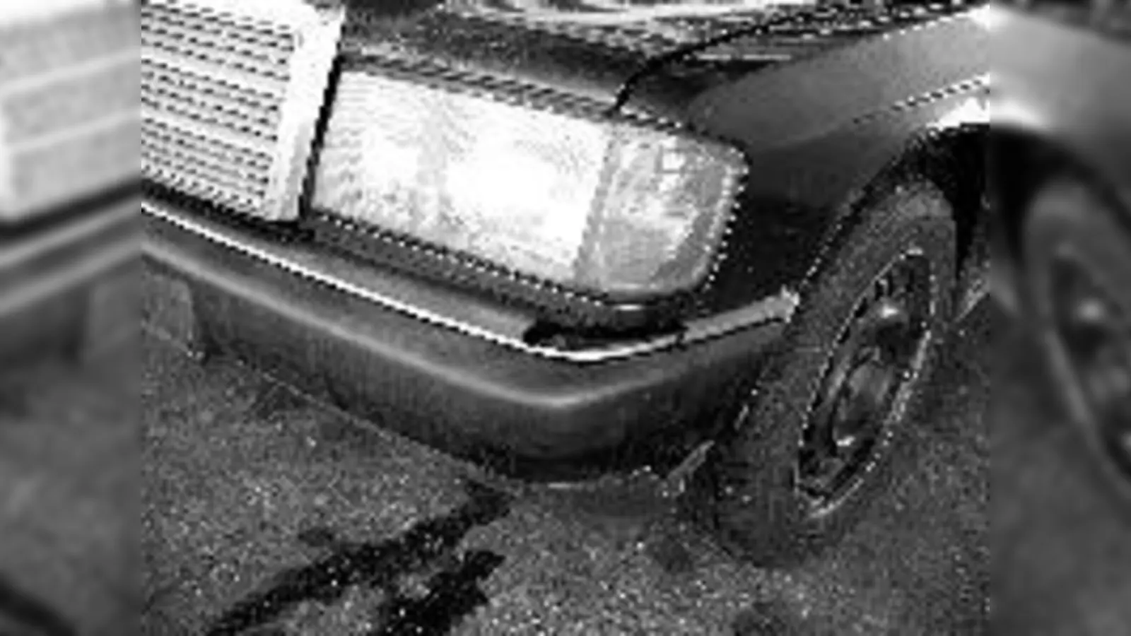 Eine defekte Stoßstange übeführte letztendlich das Fahrzeug und den dazugehörigen Fahrer.	 (Foto: Polizei)