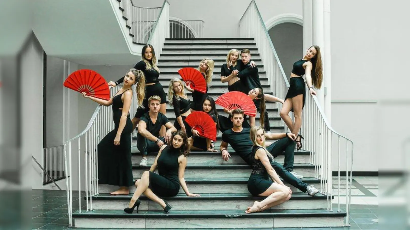 Das Showteam des „Feuerwerks der Turnkunst” gestaltet auch 2017 zum Motto „2Gether” wieder den roten Faden von Europas erfolgreichster Turnshow (Foto: Feuerwerk der Turnkunst)