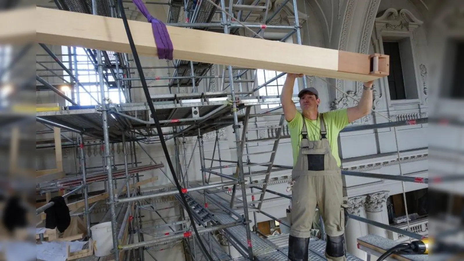 Aktueller Stand des Orgelaufbaus in St. Margaret: Die ersten großen Holzpfeifen werden in die Orgel gebracht. (Foto: Christian Bischof)