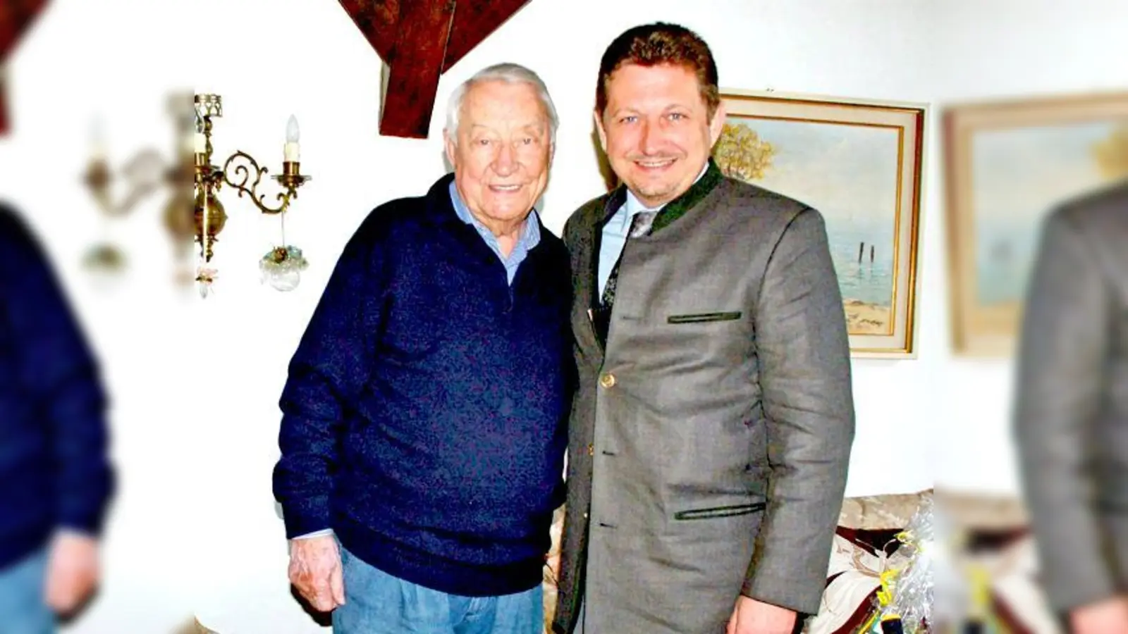 Erster Bürgermeister Klaus Korneder gratulierte Hugo Strasser mit einem  Geschenkkorb zum 90. Geburtstag.	 (Foto: Privat)