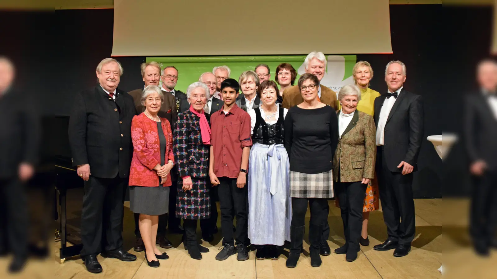 Am Ende strahlten alle: Gruppenfoto mit Geehrten und Honoratioren. (Foto: Gemeinde Neubiberg)