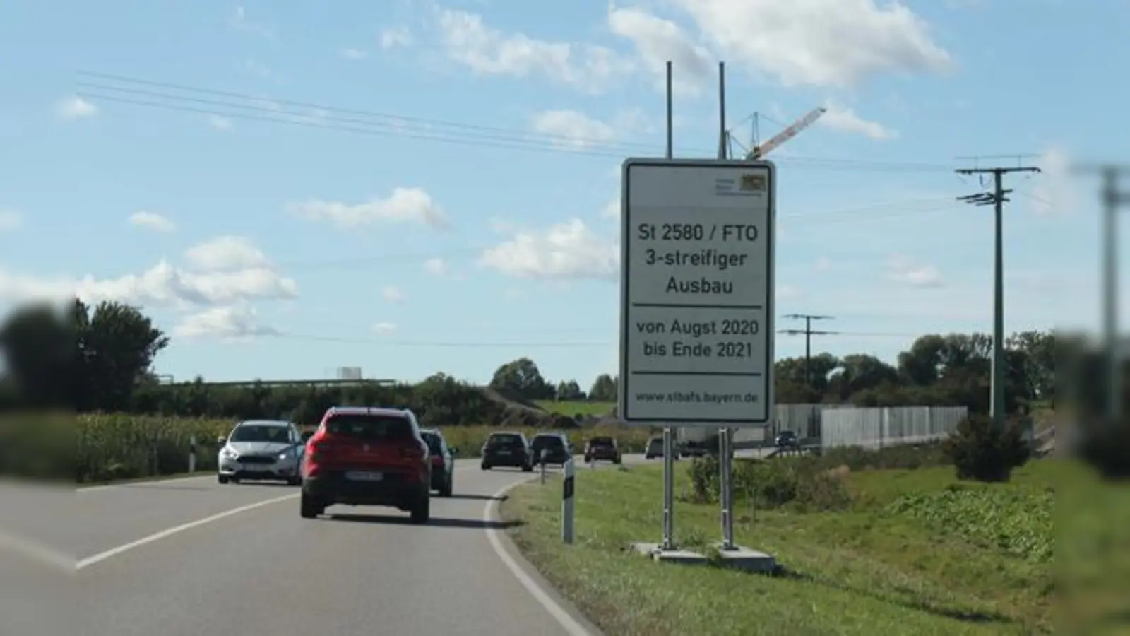 Die Bautafel täuscht: Der dreistreifige Ausbau der FTO dauert garantiert länger als bis Ende 2021. Aber ein erster Abschnitt ist schon mal im Bau.  (Foto: kw)