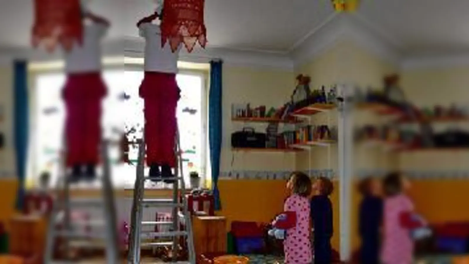 Unter den wachsamen Augen der Kinder wurde der Melder installiert. 	 (Foto: VA)