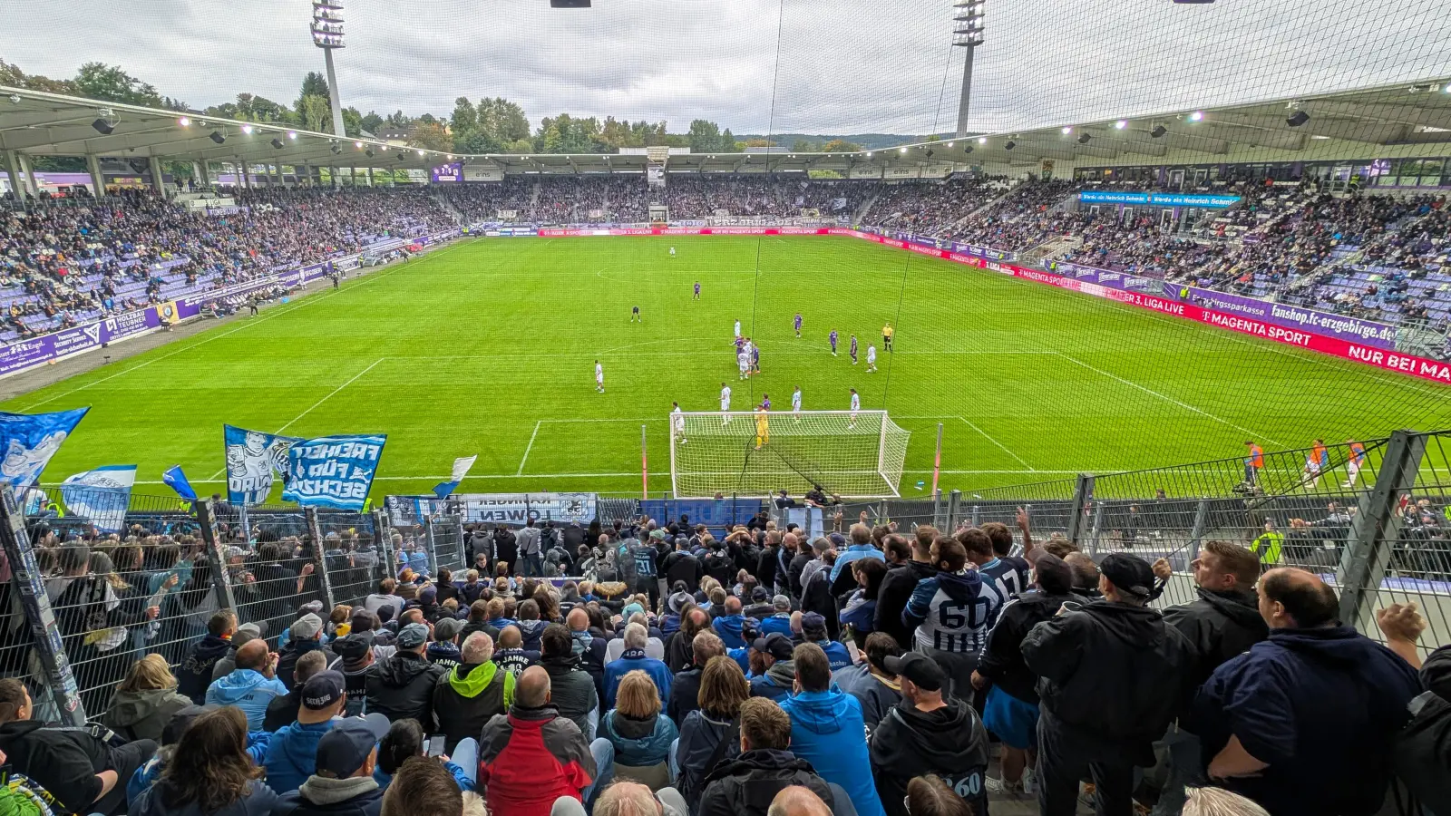 Unterstützung von der Tribüne: Löwenfans in Aue. (Foto: M. Forster)