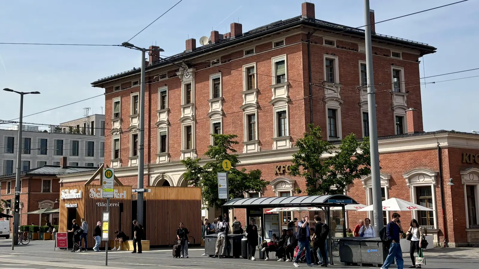 Der denkmalgeschützte Bahnhof soll frei einsehbar bleiben. Die Sichtachsen sind durch den neuen Verkaufsstand gestört, deshalb soll Stadt und Bahn einschreiten, forderte der Bezirksausschuss. (Foto: Ulrike Seiffert)
