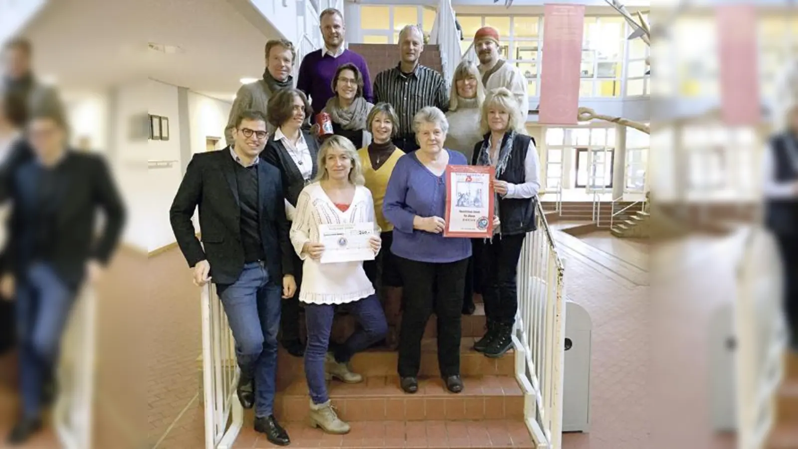 Petra Meinsen, die Vorsitzende des Schulfördervereins Kirchheim (vorne Mitte) übergab 260 Euro an, Elke Gleiß von »Intern 3« (vorne rechts).  (Foto: Verein)