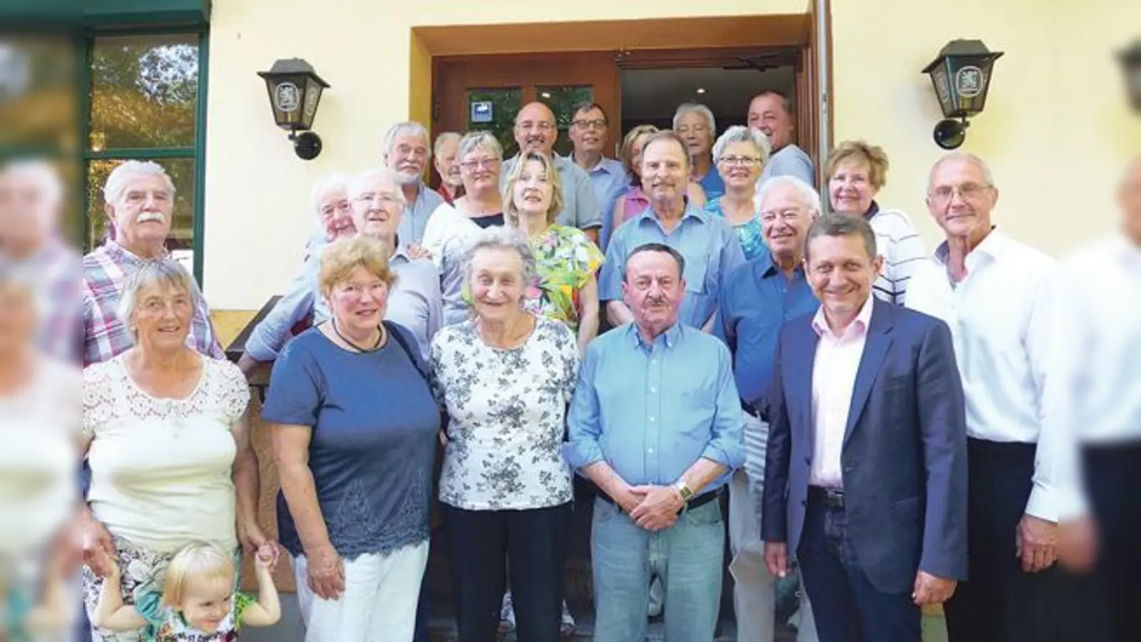 Mit einem Gruppenbild begann dann das gemütliche Beisammensein bei guter Stimmung und gutem Wetter mit gekühlten Getränken.	 (Foto: privat)