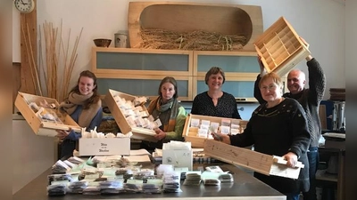 Die ehrenamtlichen Helferinnen und Helfer investierten viele Stunden, um rund 5.000 Tüten mit regionalen Saatgutarten abzupacken und diese den Besuchern der Benefiz-Veranstaltung anzubieten. (Foto: Claudia Lübbert)