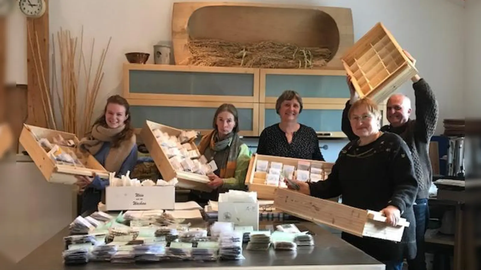 Die ehrenamtlichen Helferinnen und Helfer investierten viele Stunden, um rund 5.000 Tüten mit regionalen Saatgutarten abzupacken und diese den Besuchern der Benefiz-Veranstaltung anzubieten. (Foto: Claudia Lübbert)