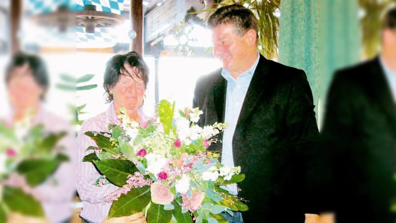 Neue Trainerin beim TSV Eching: Sissy Raith mit Robert Hofmeier. 	 (Foto: ba)