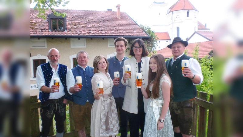 Die Macher des Grandauer Volksfestet sind bestens vorbereitet: (v.l.) die Festwirte Christian und Anton Kainz, Veronika Kainz, Bräu Gregor Schlederer, Bürgermeisterin Angelika Obermayr, Theresa Kainz und Braumeister Johannes Hartwig. (Foto: Otto Hartl)