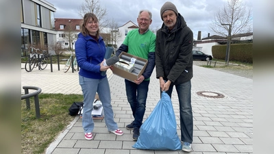 Christine Hammel, Anton Glaser und Herbert Gebauer teilen die Müllsäcke an die Freiwilligen aus. (Foto: pst)