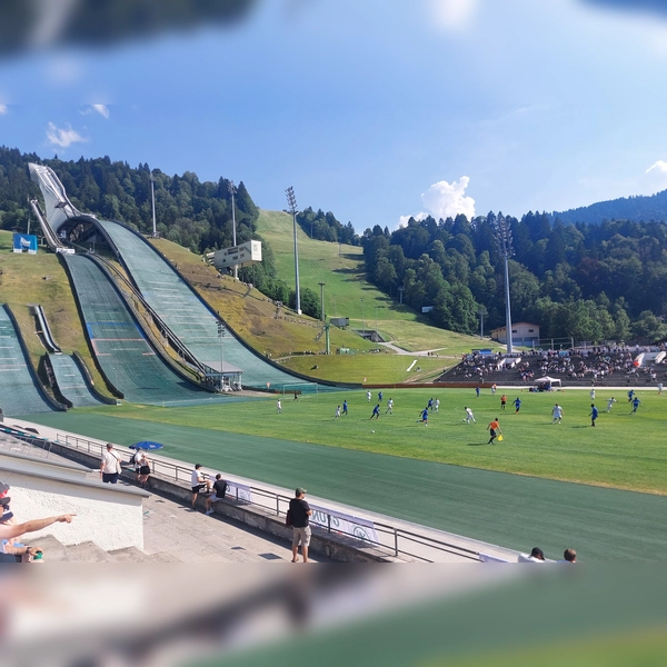 Ungewöhnliche Kulisse für ein Fußballspiel: Der FC Mainaustraße aus München (blau) traf im Olympia-Skistadion Garmisch-Partenkirchen auf den Polizei SV Braunschweig. (Foto: bas)