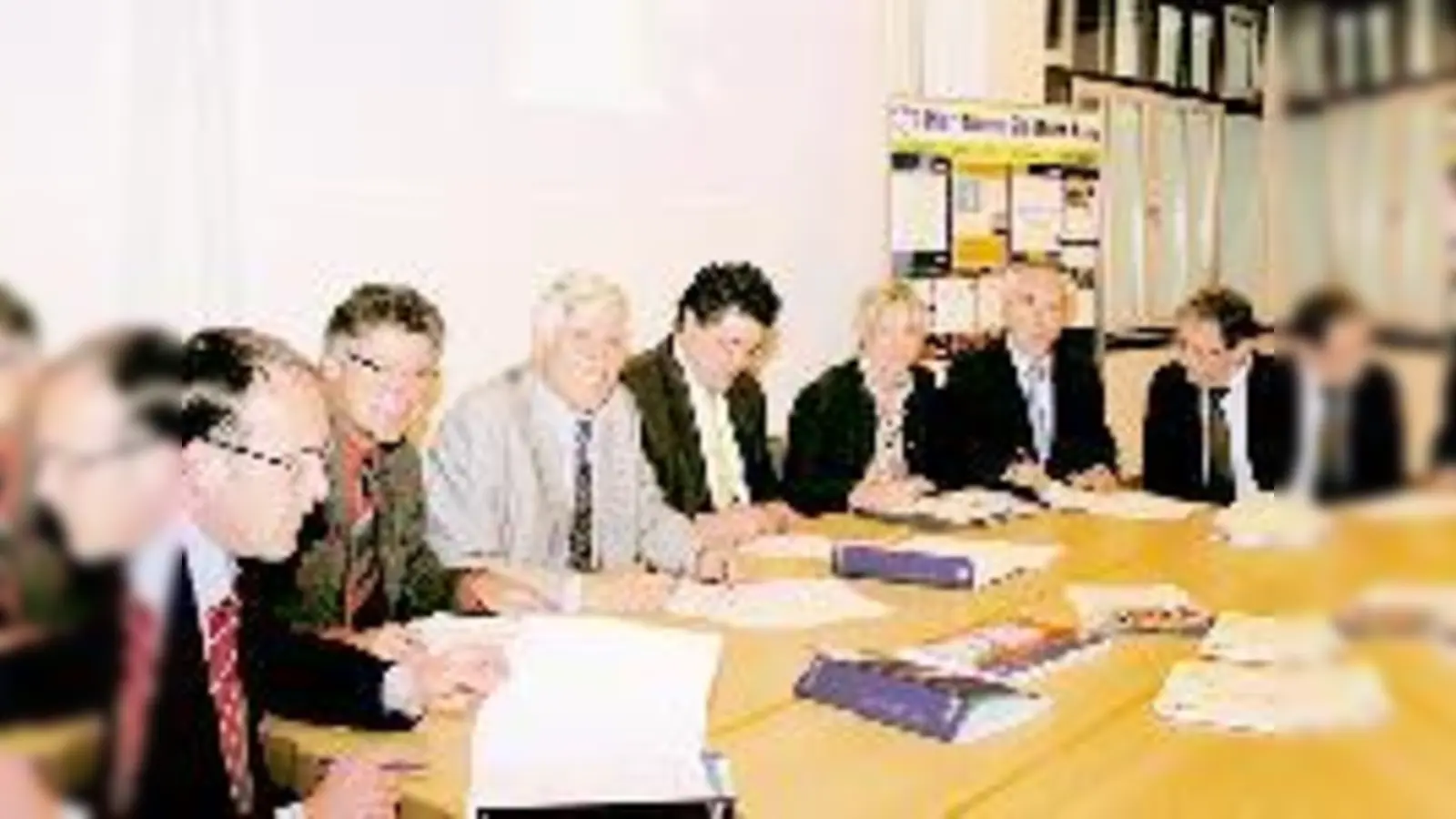 Bei der gemeinsamen Unterzeichnung der Verträge (v. li.) Dr. Stefan Straßmair, Edwin Klostermeier, Dr. Axel Keller, Thomas Loderer, Ursula Mayer, Günter Heyland und K. Heinz Eisfeld.  (Foto: Schwarz-Mehrens)