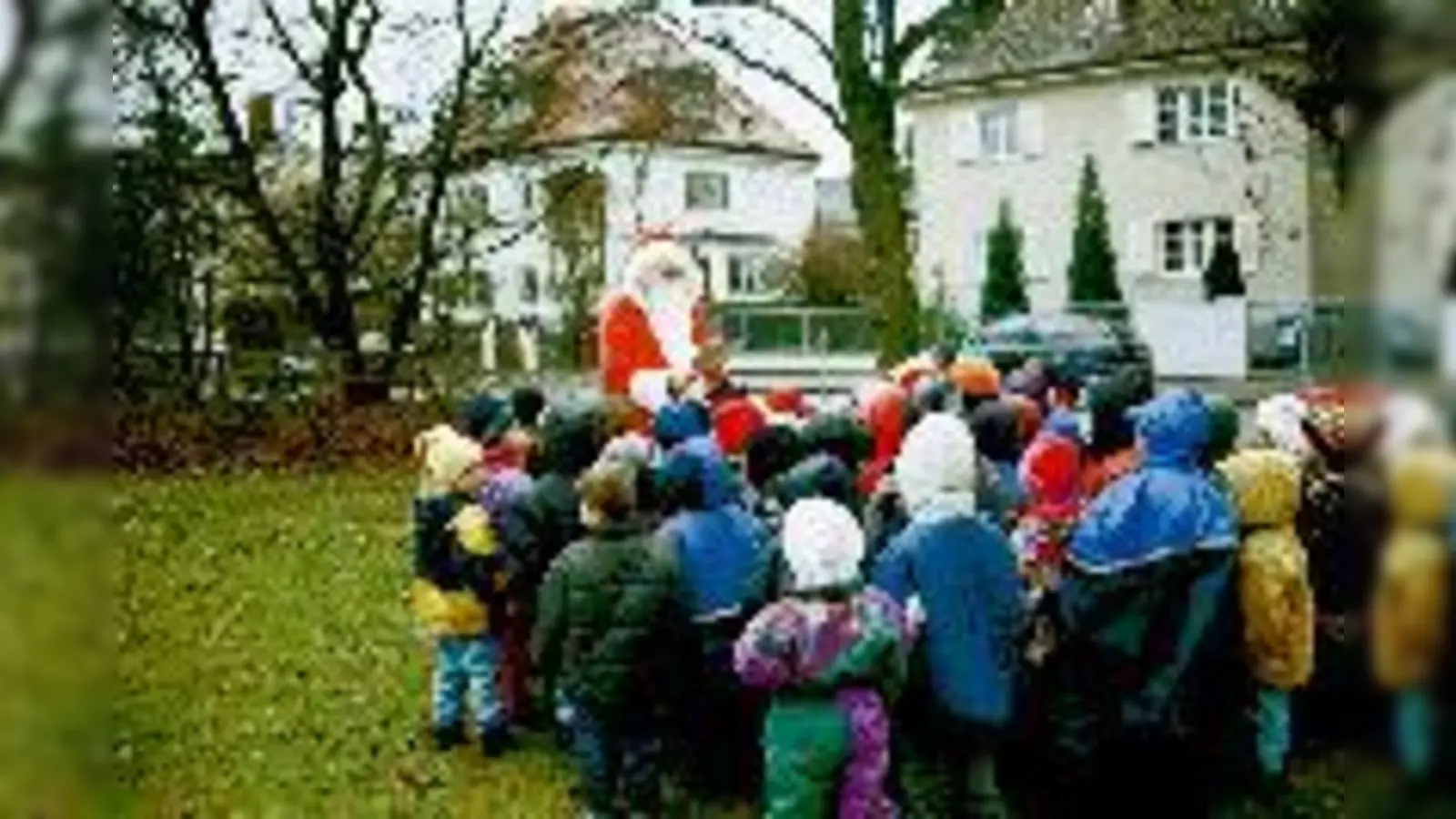 Keine Furcht vor dem Nikolaus  viel mehr sind die Kinder neugierig.	 (Foto: Gabriele Hofmeister)