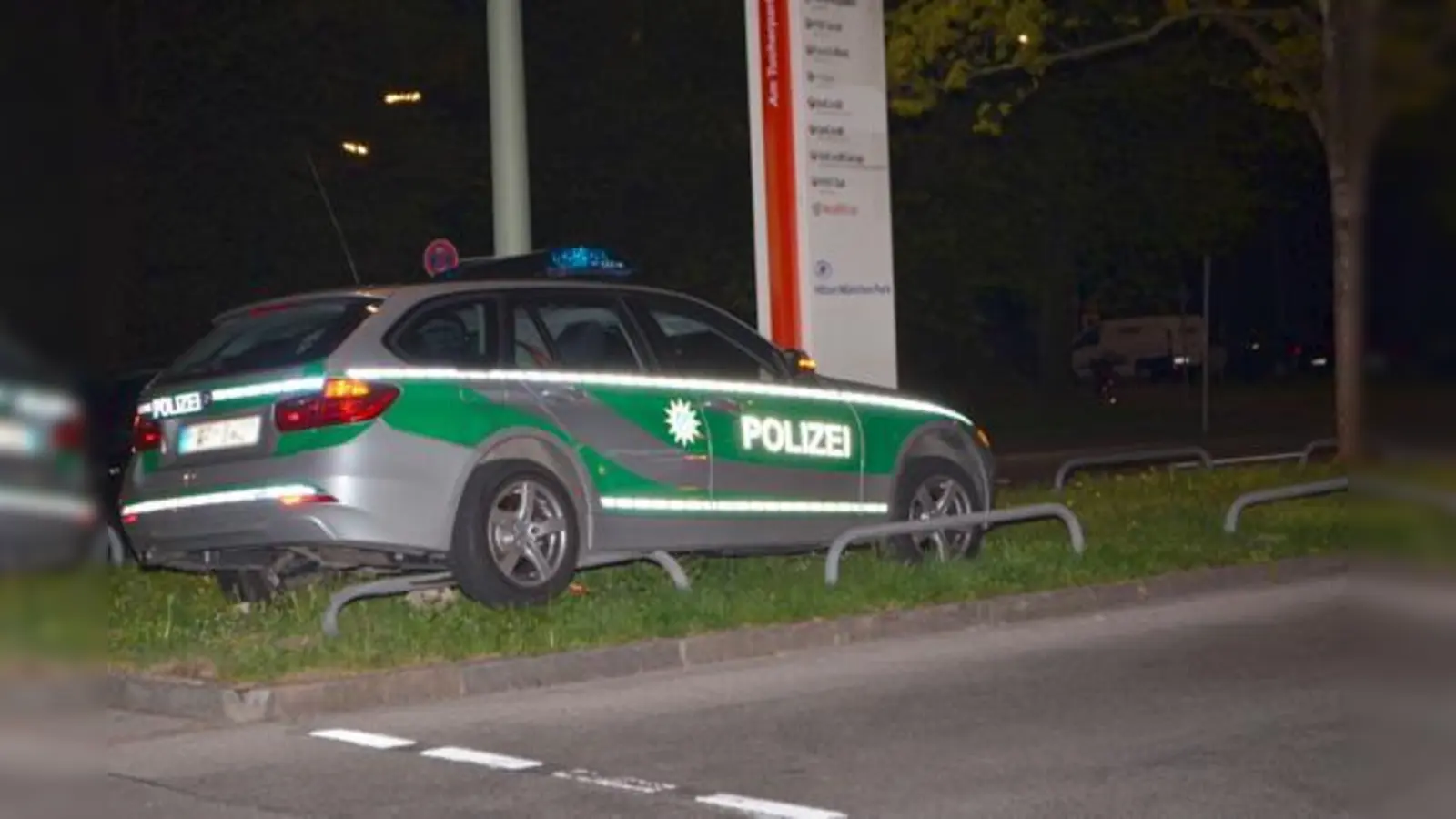 Bei der Verfolgungsjagd quer durch Schwabing kam dieser Polizeiwagen unsanft von der Straße ab.	 (Foto: Polizeipräsidium München)