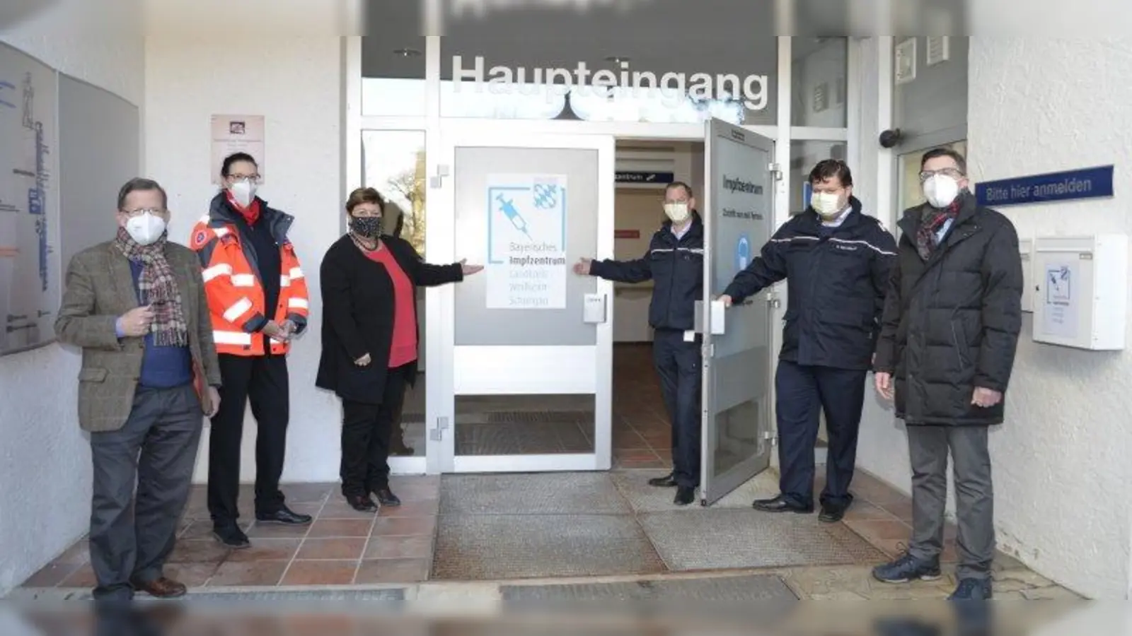 Vor dem Eingang zum Impfzentrum in Peißenberg: Dr. Christoph Wittermann, Margit März (Johanniter-Regionalvorstand), Andrea Jochner-Weiß, Jörn Osenbrück, Stephan Höllmüller und Frank Zellner (von links). (Foto: mka)