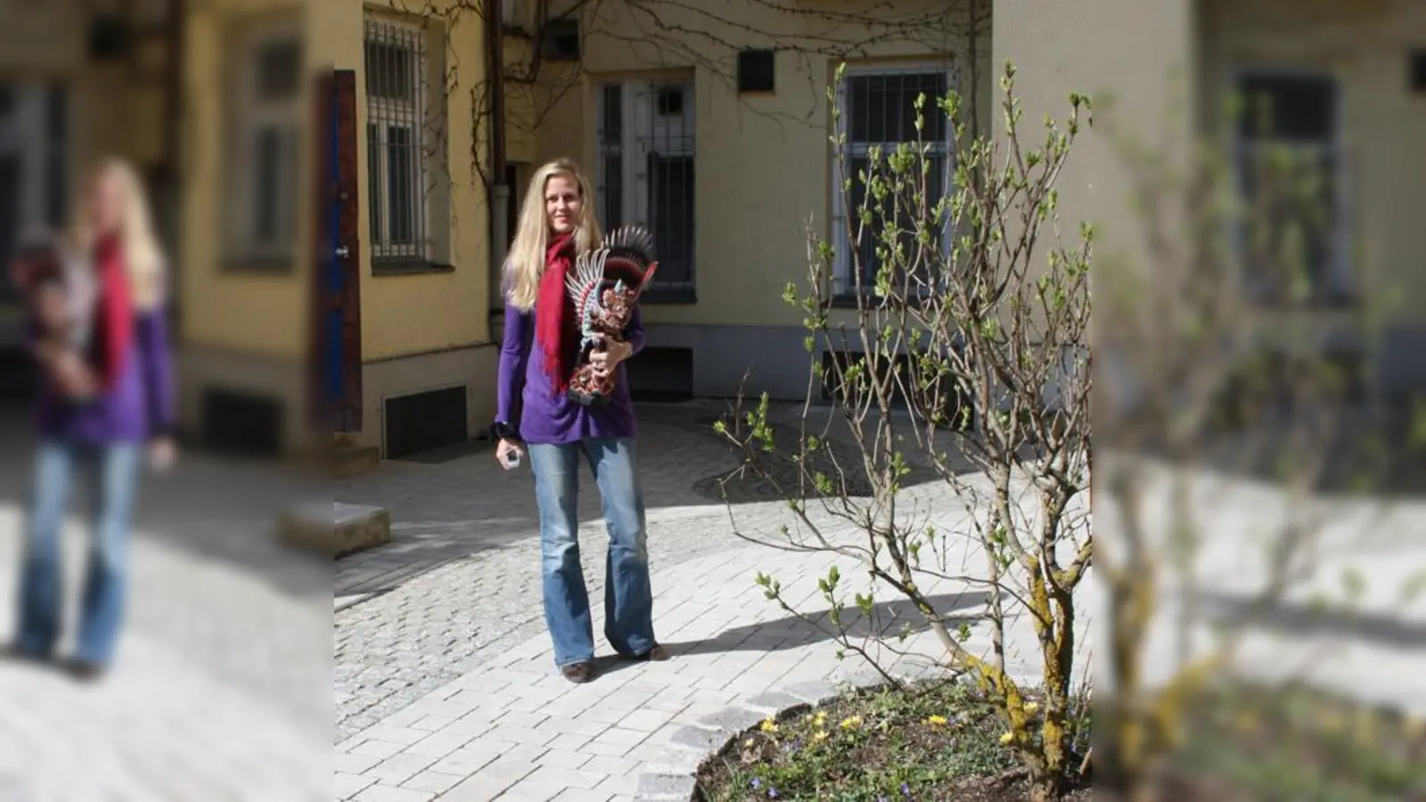 Auch Karolina Glardon aus der Schleißheimer Straße beteiligt sich seit Jahren an den Hofflohmärkten. Dieses Jahr will sie unter anderem diese bunte Holzfigur verkaufen. »Die ist mir zu stachelig geworden«, sagt sie. 	 (Foto: js)