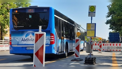 An den temporär eingerichteten Haltestellen entlang der Fürstenrieder Straße gibt es weit und breit keine Sitzgelegenheiten. (Foto: kö)