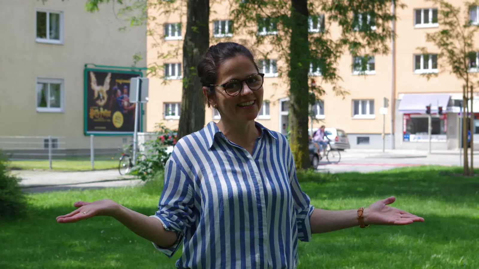 Am Fröbelplatz werden sowohl auf der West- als auch auf der Nord- und Südseite neue Bäume gepflanzt, freut sich Nicola Fritz, Vorsitzende des Unterausschusses Umwelt, Klima und Baumschutz im Bezirksausschuss Laim. (Foto: Beatrix Köber)