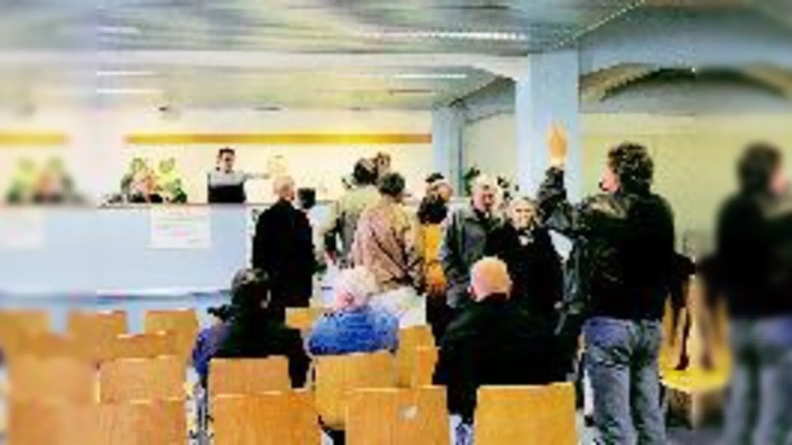 Ein Fingerzeig und schon ist der Zuspruch erteilt. Im Auktionsraum des Amtsgerichts an der Schragenhofstraße 27 finden vier Mal die Woche Zwangsversteigerungen statt.	 (Foto: ta)