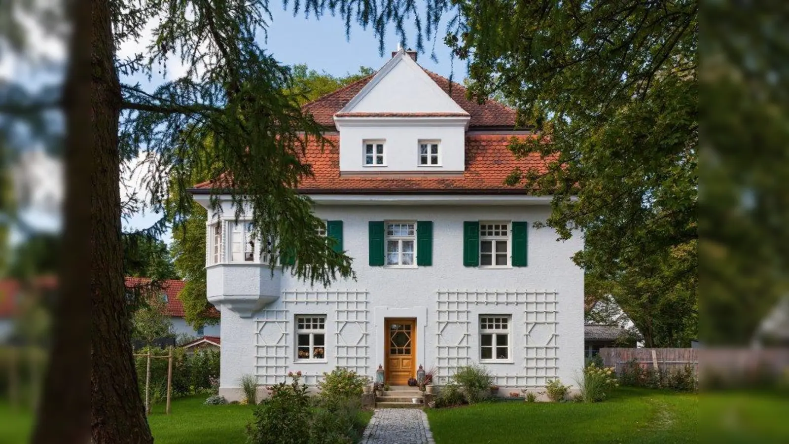 Wunderschön nach altem Vorbild saniert wurde das ehemalige Lehrerhaus aus dem Jahr 1900. (Foto: maurer und sigl GmbH / Landeshauptstadt München)