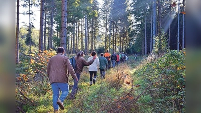 Am Samstag wurden die Grenzabschnitte der Gemeinde abgegangen. 	 (Foto: Wolfgang Mende)
