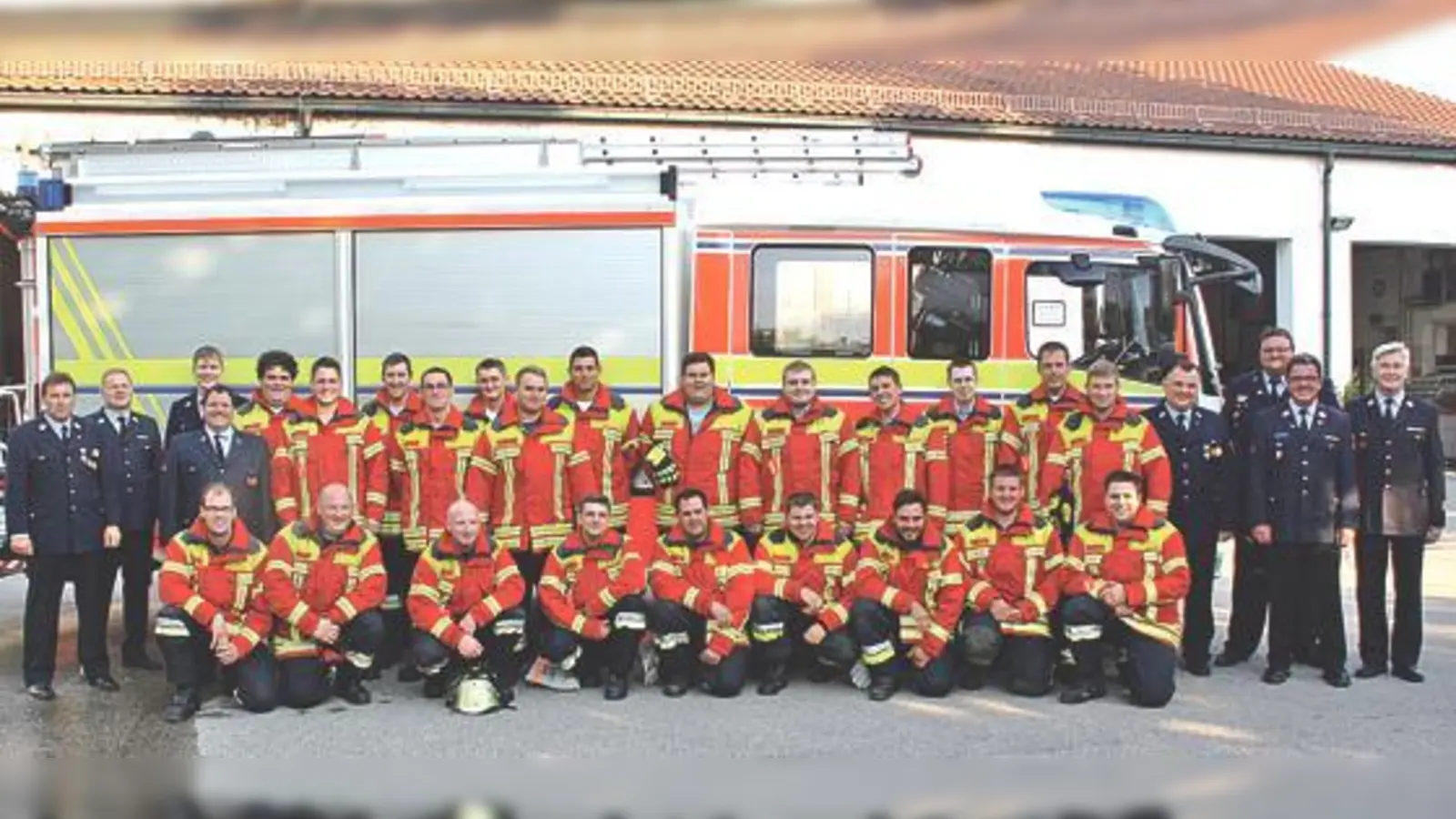 Die erfolgreichen Prüflinge und in Uniform, umgeben von Kommandanten, Ausbildern, Schiedsrichtern, Kreisbrandrat und Kreisbrandmeister.	 (Foto: VA)