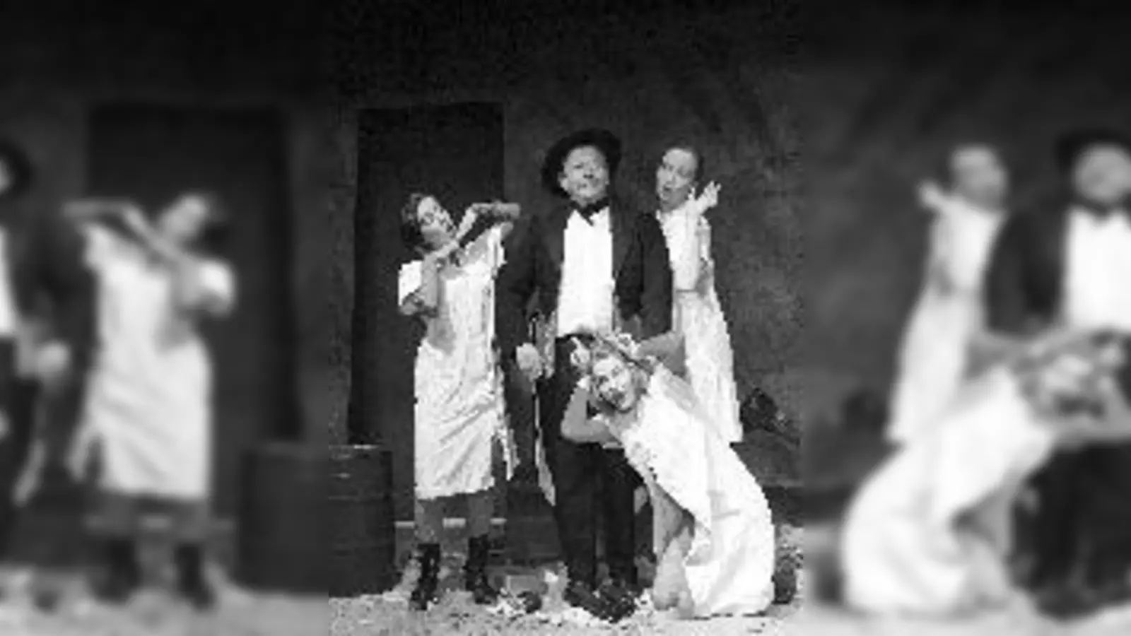 Ganz schön grotesk: Shirin Lotze, Judith Riehl und vorne Tanja Frehse, umgarnen den Mann auf der Flucht, Gerd Burmeder.	 (Foto: Hilda Lobinger)