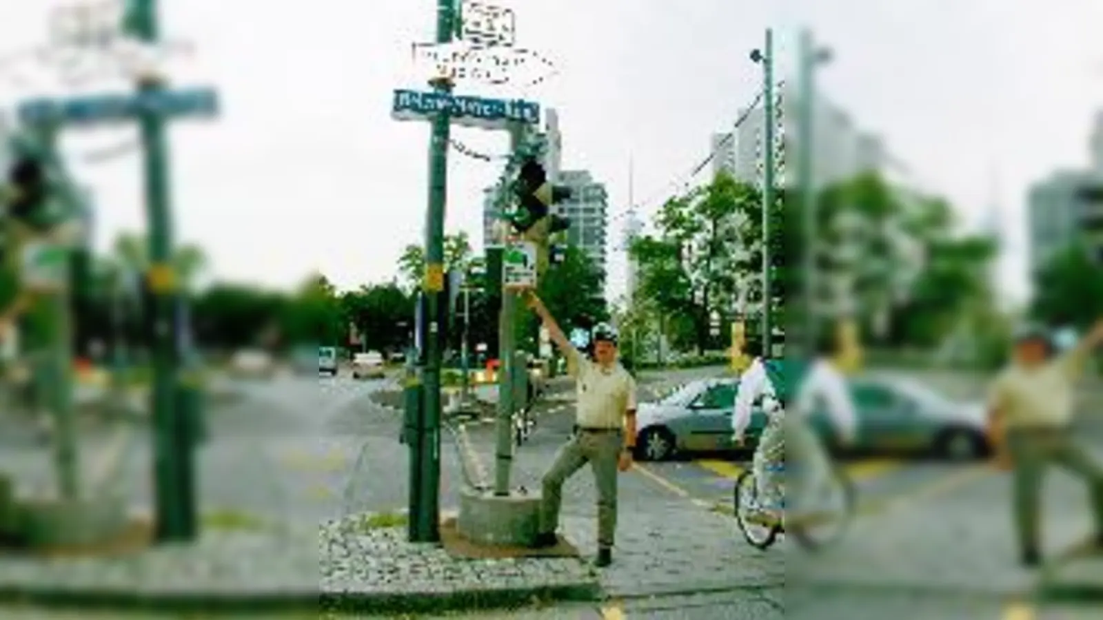 Als Schulweghelferin ist Paula Engelhardt für die Abc-Schützen da. Auch für Chameli, die sich auf ihre Einschulung freut. Im Straßenverkehr sind Erwachsene Vorbild, weiß Heinz Müller von der PI 43.	 (Fotos: sk(2)/cr)