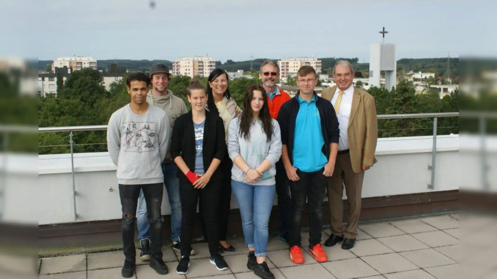 Die Neuen und ihre Ausbilder:(v.l.) Akin Memetoglou, Andreas Fissmann (Ausbildungsleitung Bauhof), Leonie Lehner, Martina Klein (Ausbildungsleitung Verwaltung), Eva Fischer-Tetig, Gerhard Felder (Ausbildungsleiter Stadtwerke), Kilian Stölb und Wolfgang Andre (2. Bürgermeister). (Foto: Eisinger)