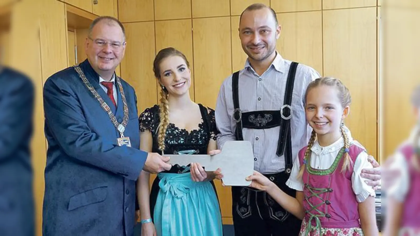 Bürgermeister Wolfgang Panzer übergab den symbolischen Schlüssel zum Rathaus an die künftigen Tollitäten: Prinzessin Melanie Schouten, Prinz Torsten Kirsch und die Kinderprinzessin Pia. Am 24.11. findet der Inthronisationsball statt.  (F: hw)