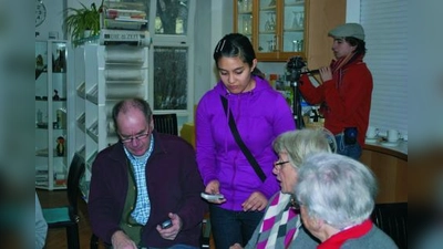 Gina von Complog hilft SeniorInnen beim Umgang mit dem Handy, David von Complog dokumentiert die Veranstaltung. (Foto: Max Hué)