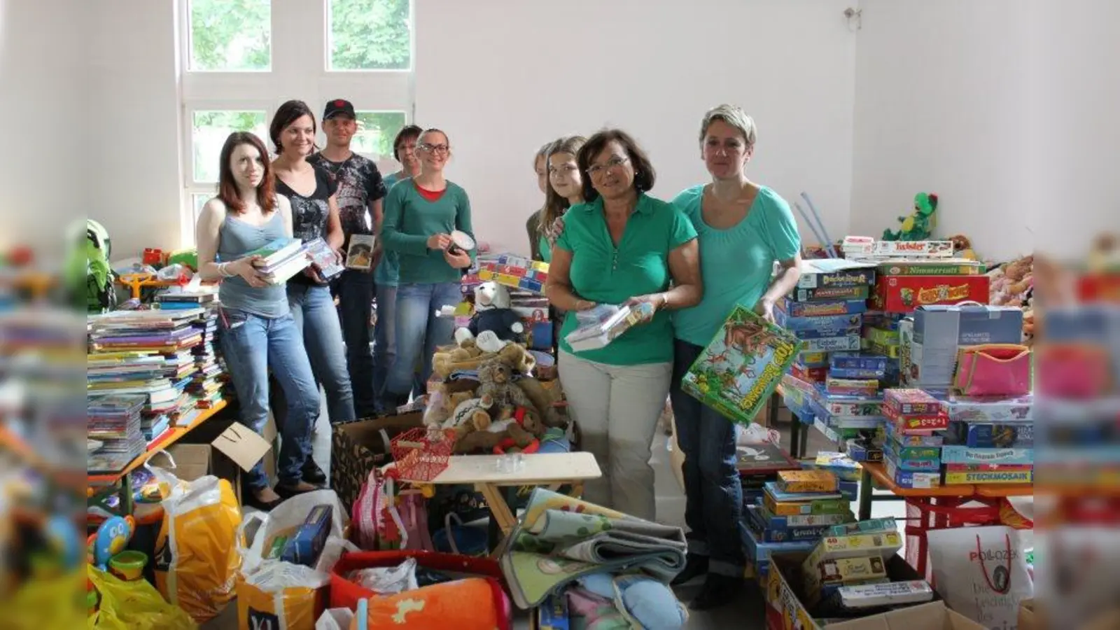 „Mamas helfen!“ und packen für die Flutopfer richtig mit an (Foto: red)